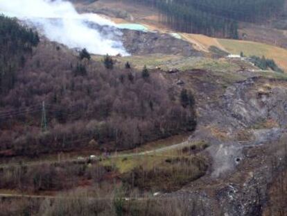 Un foco de fuego se ha reavivado esta noche en el basurero. Un retén trabaja en el control del incendio