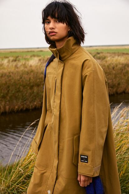 En este caso, más que del corte, la clave está en el “styling del cabello, de la manera en la que está peinado y el tipo de peinado estilo bed-hair”, aclara el equipo de Espacio Q sobre esta fotografía de Samsøe Samsøe. “Resalta el flequillo con la melena desestructurada, creando una ligera desconexión entre la melena y el frontal”. El efecto sería muy difícil de conseguir en cabellos muy rizados o gruesos.