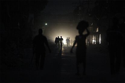 A la caída del sol, las calles de Puerto Príncipe quedan totalmente a oscuras por la falta de abastecimiento eléctrico.