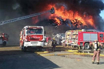 Un foc afecta una empresa de desballestament plena de residus.