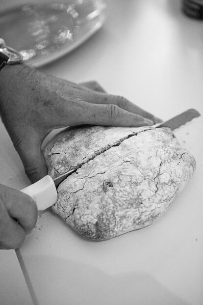 Cortando el mollete una vez tostado.