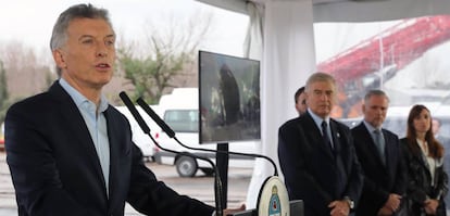 El presidente de Argentina, Mauricio Macri, durante la botadura del buque Santiago S. Tandanor este jueves, en el puerto de Buenos Aires (Argentina). 