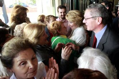 La presidenta de la Comunidad de Madrid, Esperanza Aguirre, y el Alcalde de la capital, Alberto Ruiz-Gallardón, a la salida del Comité de Dirección Regional del PP.