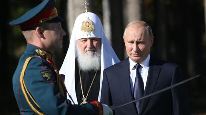 El patriarca de la Iglesia ortodoxa rusa, Kiril, junto al presidente de Rusia, Vladímir Putin, en una imagen de 2018.