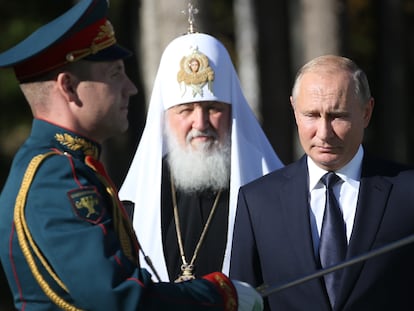 El patriarca de la Iglesia ortodoxa rusa, Kiril, junto al presidente de Rusia, Vladímir Putin, en una imagen de 2018.