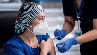 A enfermeira chilena Zulema Riquelme recebe a vacina contra a covid-19.