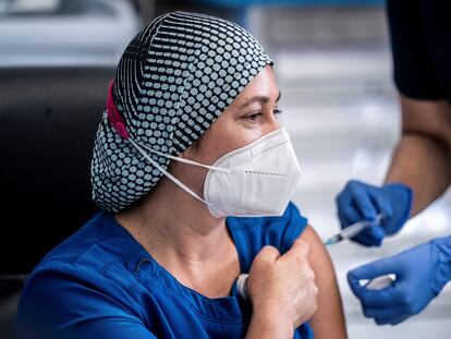 A enfermeira chilena Zulema Riquelme recebe a vacina contra a covid-19.