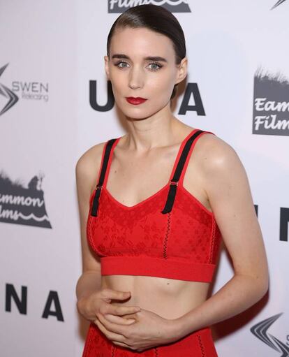 Rooney Mara (Nova York, 1985) ficou famosa por interpretar a hacker punk Lisbeth Salander, o personagem protagonista da saga ‘Millennium’ criada pelo romancista sueco Stieg Larsson. Mas, antes disso, Mara se preparou sem o saber para interpretar esse complicado personagem ao estudar na Universidade de Nova York a especialidade de Psicologia e Política Social Internacional. Na imagem, Rooney Mara comparece à estreia de ‘Una’ no Landmark Sunshine Cinema, em outubro de 2017 em Nova York