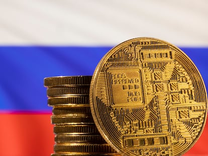 Monedas de Coinbase frente a la bandera de Rusia.