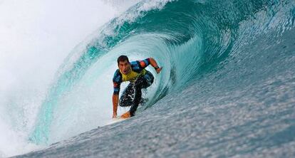 Aritz Aranburu surfeando en 2008, en Euskadi.