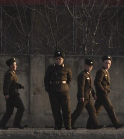 Soldados norcoreanos caminan junto a la frontera china.