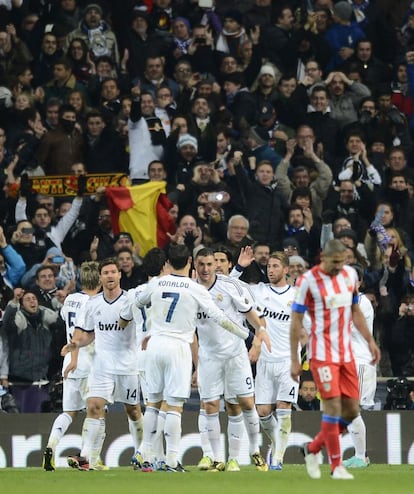 Los jugadores del Madrid celebran el segundo gol ante el Cata Díaz.