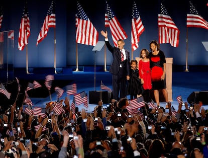 Barack y Michelle Obama, con sus hijas Sasha y Malia, el 4 de noviembre de 2008 después de que fuese elegido presidente de los Estados Unidos, en Gran Park, Chicago.