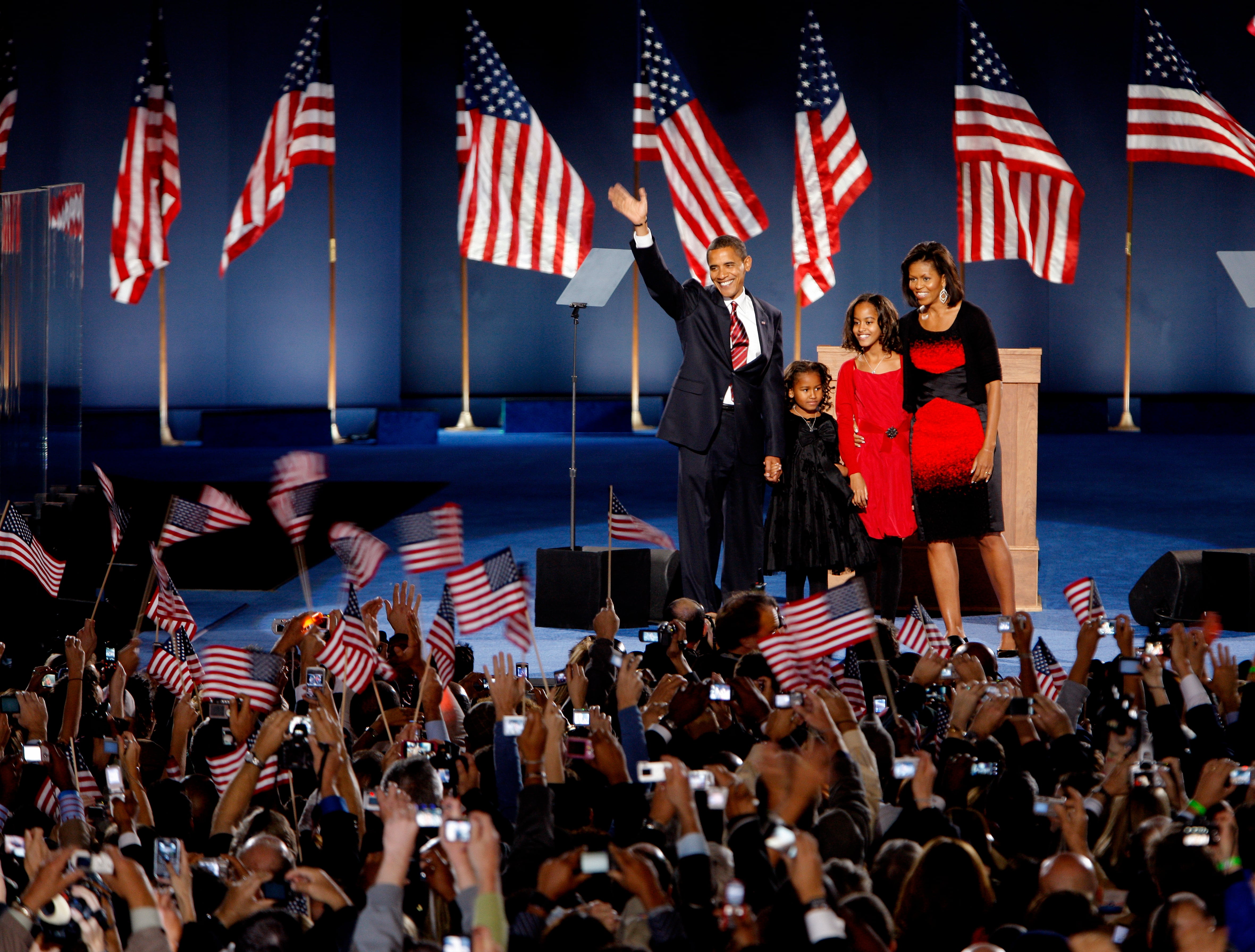 Barack y Michelle Obama bromean sobre los rumores de su divorcio: “No ha habido un solo momento en el que haya pensado en dejarle” 1 Barack y Michelle Obama, con sus hijas Sasha y Malia, el 4 de noviembre de 2008 después de que fuese elegido presidente de los Estados Unidos, en Gran Park, Chicago.