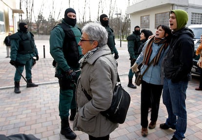 La madre y el hermano de Iker Moreno Ibáñez, frente a un local registrado por la Guardia Civil.