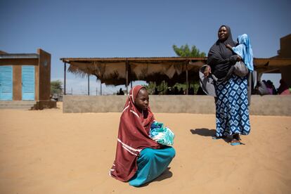 Roukaya con su madre, Rachida, y su hermana Maimouna, en la salida del centro de salud de Dar es Salam. Estas mujeres, nigerianas de origen, se convirtieron en refugiadas cuatro años atrás, cuando tuvieron que huir de la violencia del grupo terrorista Boko Haram.