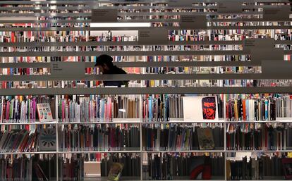 La biblioteca ofrece calidez frente a la inclemencia del tiempo y las escasas horas de luz en invierno.