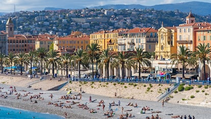 Vista de la bahía de los Ángeles, en Niza, capital de la Costa Azul (Francia).