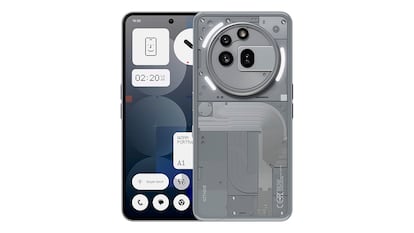 Móvil gama media 2025 sobre fondo blanco.