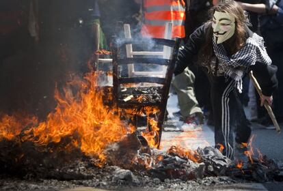 Manifestante avivando un incendio.