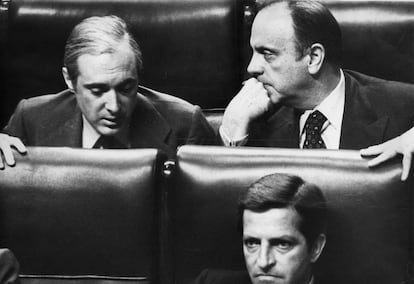 José Pedro Pérez-Llorca sentado junto a Manuel Fraga (derecha) en presencia de Adolfo Suárez (abajo a la derecha), en un pleno del Congreso de los Diputados, en julio de 1978.