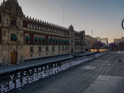 Una valla perimetral instalada frente al Palacio Nacional fue intervenida por colectivos feministas con los nombres de mujeres asesinadas en México, el día de hoy.