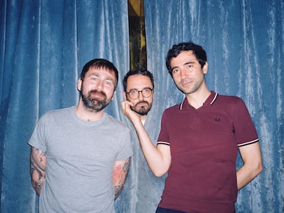 Desde la izquierda, Arnau Sanz, Pol Rodellar y Yago Alcover, del grupo Mujeres, en una foto cedida.