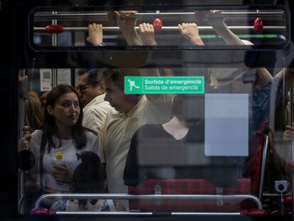 Pasajeros en un autobús de TMB en Barcelona.