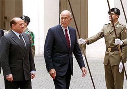 Silvio Berlusconi, recibiendo ayer al presidente de la Convención Europea, Valéry Giscard, en el Palacio Chigi de Roma.