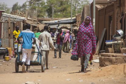 La vida sigue tranquila en la capital del país a pesar de la tempestad política que arremete el país. En la foto, una mujer vuelve del mercado de Talladjé, un barrio de Niamey, poco antes del rezo del viernes.


