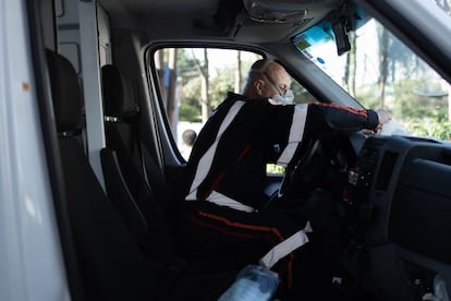 O condutor Ricardo Vieira higieniza a ambulância antes de retornar à base do Samu.