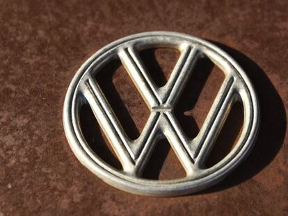 Detalle del logotipo de Volkswagen en el capó de un antiguo vehículo.