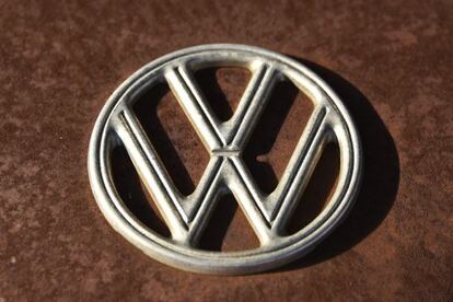 Detalle del logotipo de Volkswagen en el capó de un antiguo vehículo.