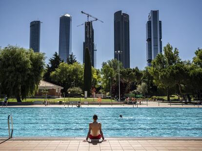 Un bañista disfruta de las instalaciones de la piscina del Centro Deportivo Municipal Vicente del Bosque, en la madrileña avenida de Monforte de Lemos.