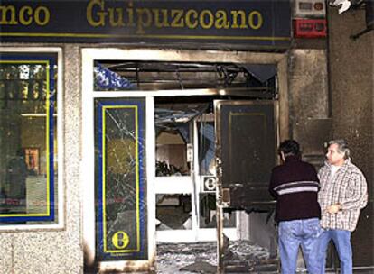 Destrozos en la fachada de la sucursal bancaria atacada ayer en Durango (Vizcaya).