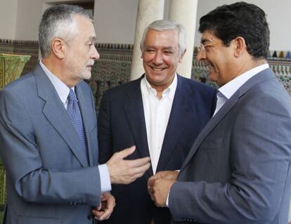 José Antonio Griñán, Javier Arenas y Diego Valderas, durante un homenaje a Blas Infante en el Parlamento andaluz el pasado mes.