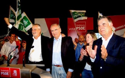 Griñán, Guerra y Viera, en un acto en Sevilla.
