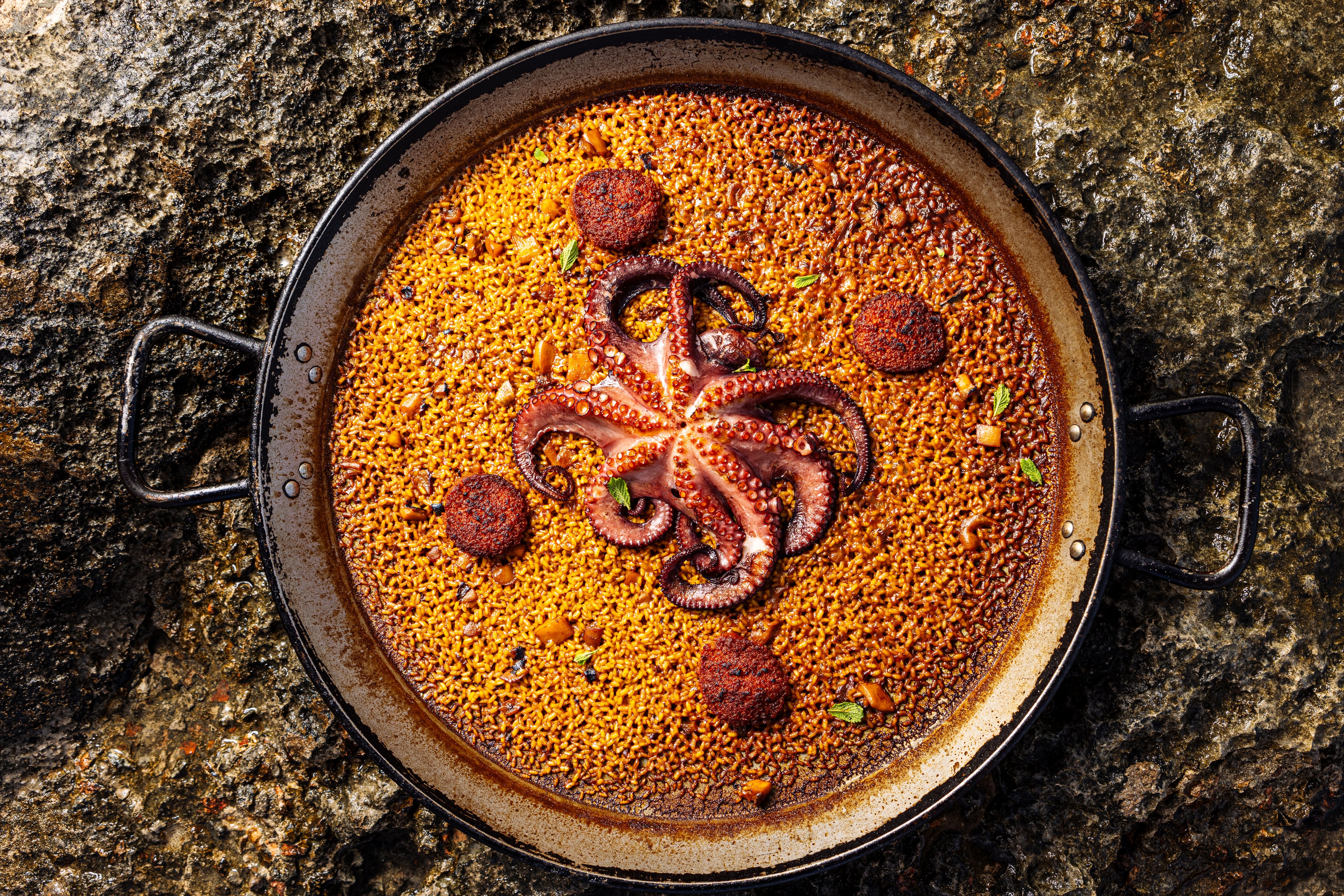 Un libro despeja grandes dudas sobre el arroz: la diferencia entre fumet y caldo de pescado o por qué no sirve el basmati para un ‘risotto’