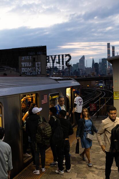 En Queens, el barrio con más diversidad étnica del mundo, el metro sale a la superficie y va dejando el 'skyline' a sus espaldas.