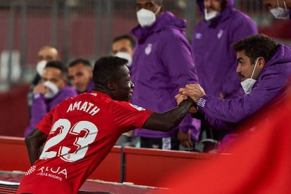 Los futbolistas mallorquinistas Amath Ndiaye y Abdón Prats celebran un tanto del equipo esta temporada.