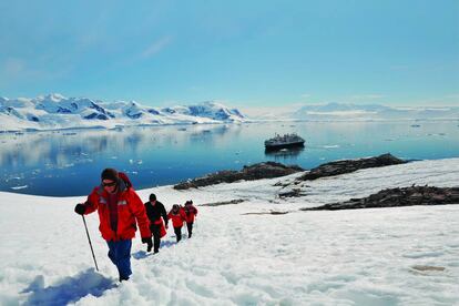 Excursión a pie desde un barco de crucero atracado en la bahía Paraíso, en la península Antártica. 