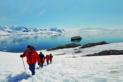 Excursión a pie desde un barco de crucero atracado en la bahía Paraíso, en la península Antártica.