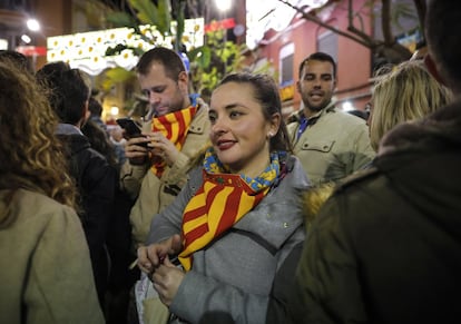 Durante la noche las calles de Valencia cobran vida propia, es típico ponerse el 'mocaor' para salir durante las fallas en este caso una mujer con la bandera de Valencia.