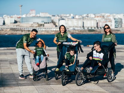 De izquierda a derecha, José Luis Fernández, con su hijo Mario; Rocío Alfonso, con su hija Inés; y Eva Ramil, con su hijo Pedro, en A Coruña.