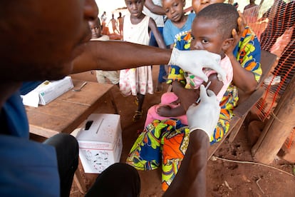 Un niño recibe la vacuna contra el sarampión en Likasa, en el norte de la República Democrática del Congo en marzo de 2020.