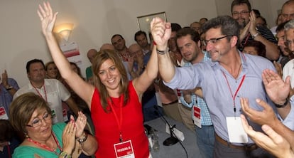 Antonio Gutiérrez Limones estrecha la mano a Susana Díaz después de ser elegida como secretaria general del PSOE de Sevilla.