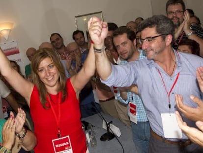 Antonio Gutiérrez Limones estrecha la mano a Susana Díaz después de ser elegida como secretaria general del PSOE de Sevilla.