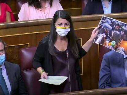 La diputada de Vox Macarena Olona muestra una fotografía donde se ve a la vicepresidenta segunda Yolanda Díaz con un policía, el 29 de septiembre.