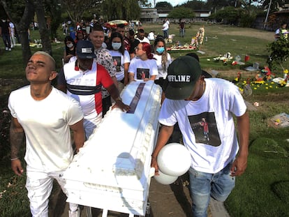 Sus allegados llevan el ataúd de Juan David Muñoz, un manifestante que murió durante las protestas contra el Gobierno de Iván Duque
