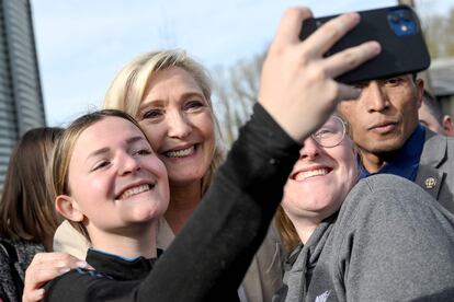 Le Pen se fotografiaba con unas simpatizantes, el lunes en Soucy (provincia de Yonne).